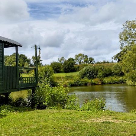Charming Tranquil Shepherds Hut With Lakeside Balcony 'Roach' Uckfield Exteriér fotografie