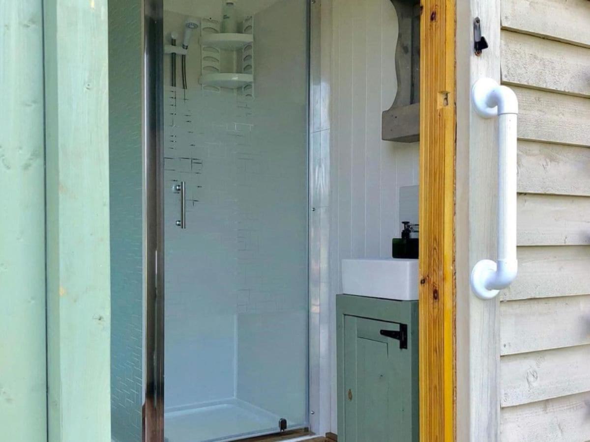 Charming Tranquil Shepherds Hut With Lakeside Balcony 'Roach' Uckfield Exteriér fotografie