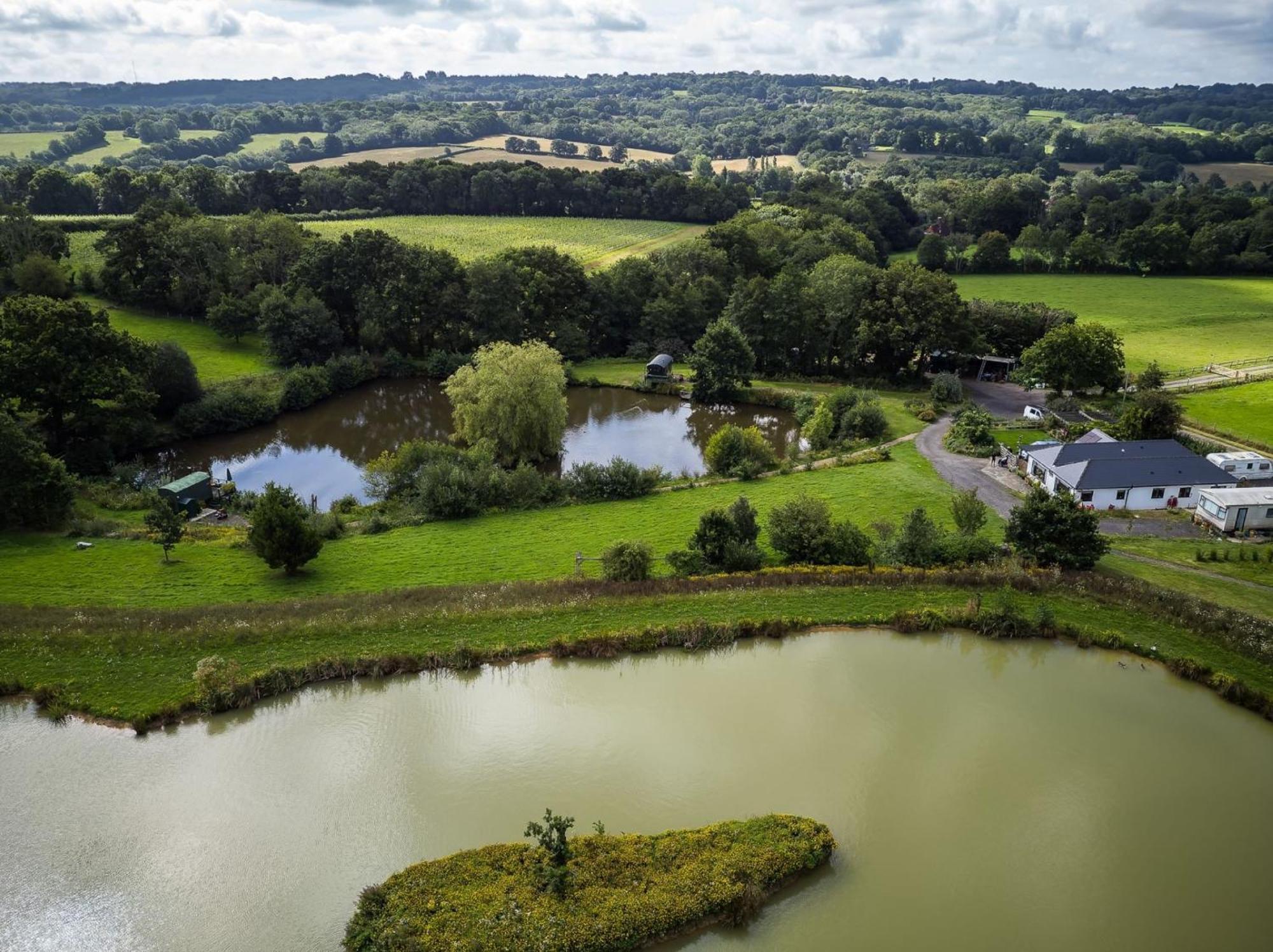 Charming Tranquil Shepherds Hut With Lakeside Balcony 'Roach' Uckfield Exteriér fotografie