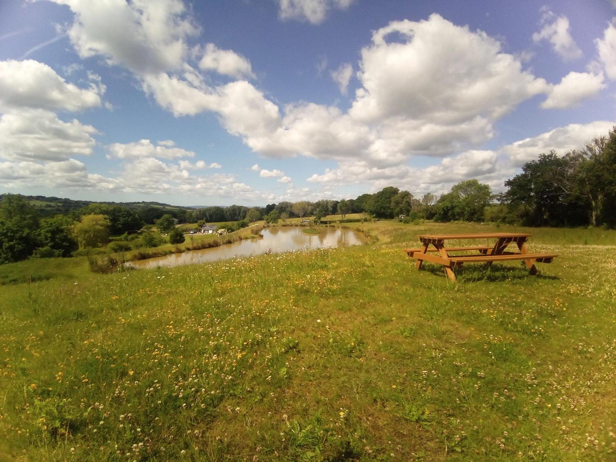 Charming Tranquil Shepherds Hut With Lakeside Balcony 'Roach' Uckfield Exteriér fotografie